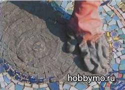 Стол с мозаикой своими руками Стол с мозаикой своими руками,,мозаика,мозаика из плитки,мозаика из керамической плитки,стол с плиткой,стол украшенный плиткой,керамическая плитка,битый фарфор