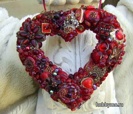 Валентинка-сердце из разных мелочей Валентинка-сердце из разных мелочей,,пуговицы,валентинов день,сердечки из мелочей,сердце из мелочей,валентинки,сердечки,сердце
