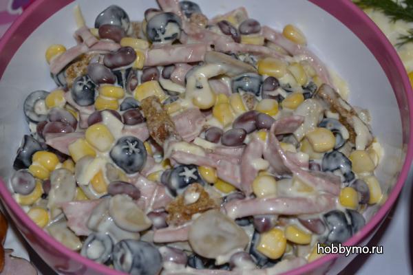 Салат с фасолью и сухариками Салат с фасолью и сухариками