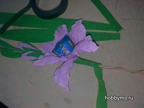 Гладиолусы из гофрированной бумаги и конфет Гладиолусы из гофрированной бумаги и конфет,,гладиолусы из конфет,букет из конфет для начинающих,свит-дизайн для начинающих,цветок из конфет,цветы из конфет,букет из конфет