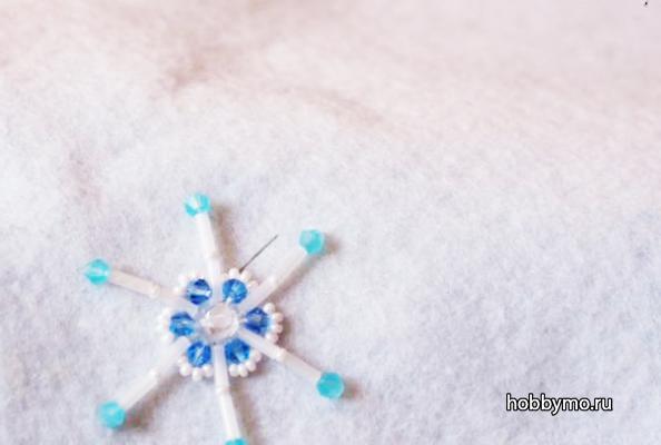 Кулон Снежинка вышитая бисером Кулон Снежинка вышитая бисером,,кулоны своими руками,кулоны снежинки,снежинки из бисера,кулоны,снежинки,бижутерия,вышивка бисером