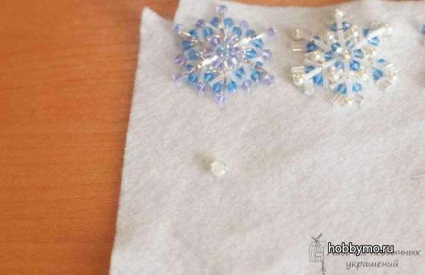 Кулон Снежинка вышитая бисером Кулон Снежинка вышитая бисером,,кулоны своими руками,кулоны снежинки,снежинки из бисера,кулоны,снежинки,бижутерия,вышивка бисером