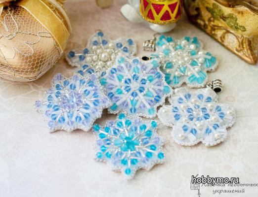 Кулон Снежинка вышитая бисером Кулон Снежинка вышитая бисером,,кулоны своими руками,кулоны снежинки,снежинки из бисера,кулоны,снежинки,бижутерия,вышивка бисером