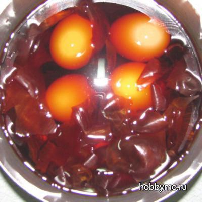 Как покрасить яйца луковой шелухой и Почему на пасху красят яйца Как покрасить яйца луковой шелухой и Почему на пасху красят яйца,,почему красят яйца,покраска яиц шелухой,пасхальные яйца,крашение яиц,пасха,день пасхи
