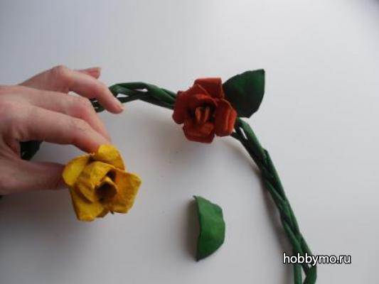 Цветочный венок из яичных лотков Цветочный венок из яичных лотков,,венки своими руками,весенние венки,цветочные венки,венки,контейнеры для яиц,поделки из контейнеров для яиц,цветы