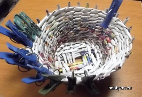 Как сделать подвесное кашпо для цветов своими руками Как сделать подвесное кашпо для цветов своими руками,,плетение из газет,плетение,кашпо из газетных трубочек,настенное кашпо,подвесное кашпо,кашпо,кашпо своими руками,газетные трубочки