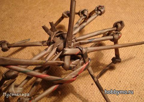 Поделки из газетных трубочек. Паук Поделки из газетных трубочек. Паук,,газетные трубочки,паук,пауки,паук из бумаги,паук из газетных трубочек,из газет,фигурки из газет,поделки из газет,плетение из газетных трубочек