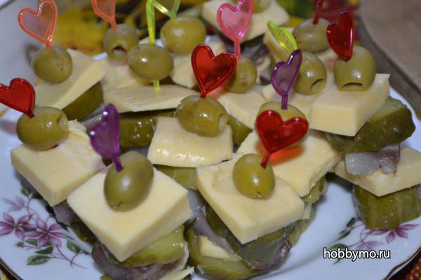 Канапе с рыбой (сельдью) Канапе с рыбой (сельдью)