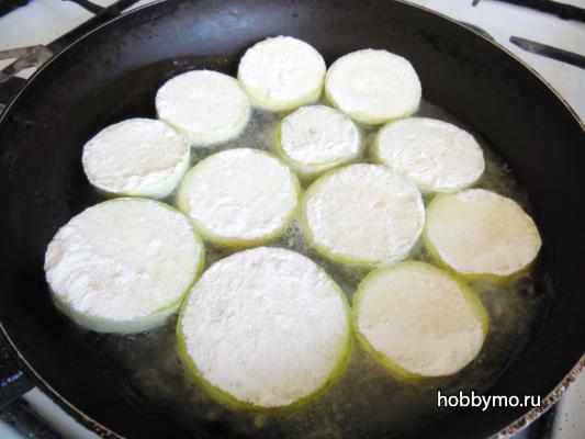 Как жарить кабачки кольцами на сковороде Как жарить кабачки кольцами на сковороде,,закуски,кабачки,кабачок,жареные кабачки,на сковороде,кабачки кольцами,жарить