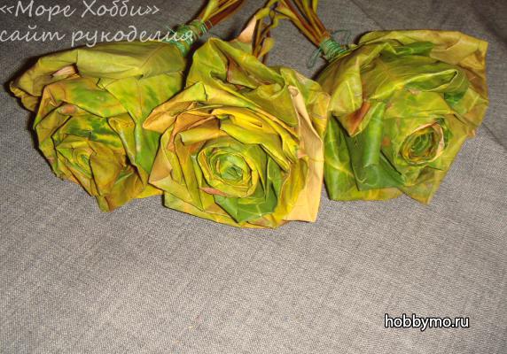 Розы из кленовых листьев своими руками Розы из кленовых листьев своими руками,,розы своими руками,осенние листья,кленовые листья,поделки из листьев,розы из кленовых листьев,роза из листьев,розы из листьев,розы,букет цветов из листьев,осень