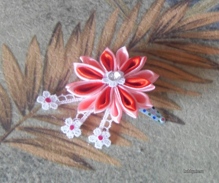 Цветок канзаши с круглыми лепестками